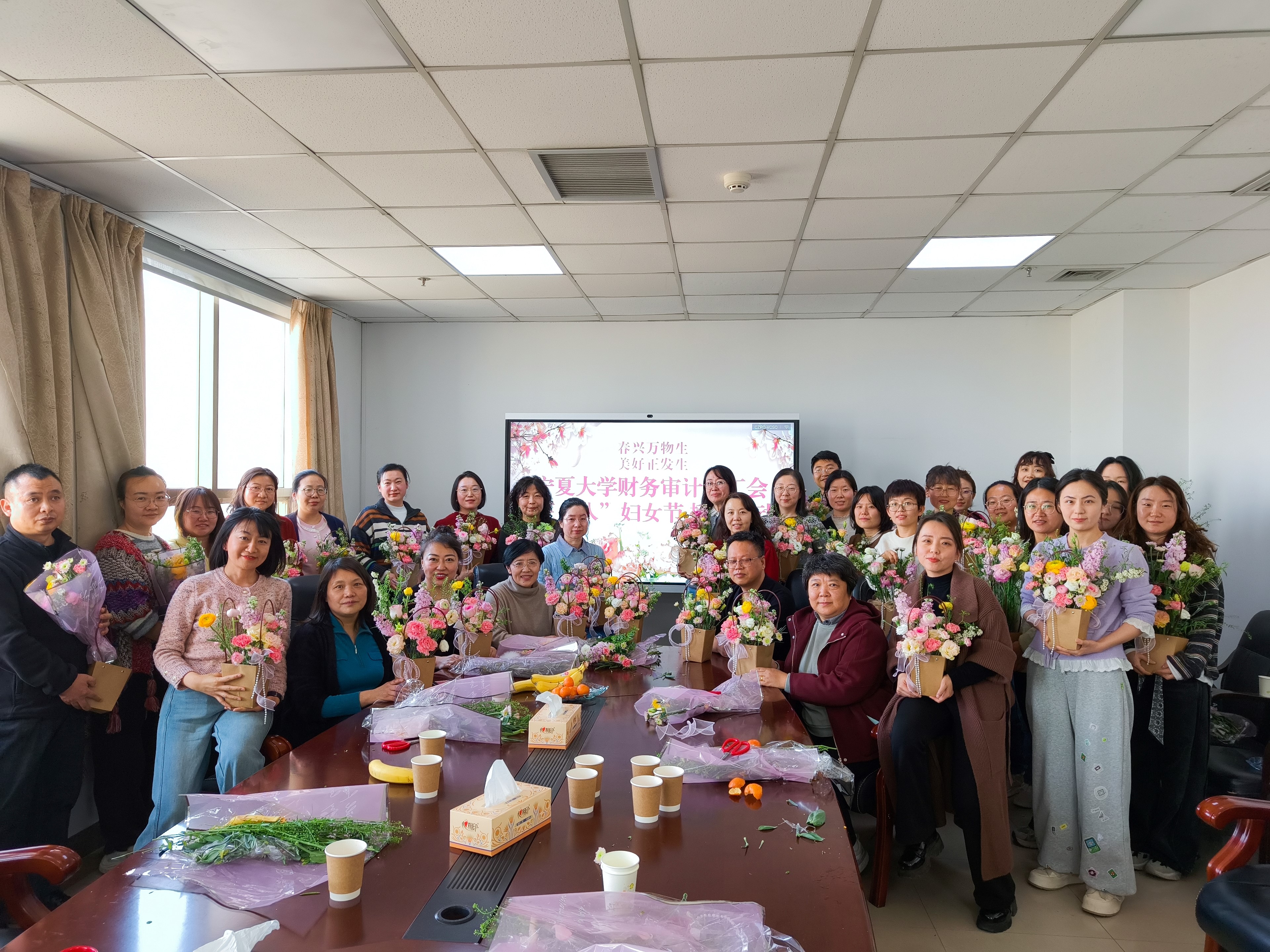 花香致芳华 巾帼绽风采——财务审计分工会“三八”妇女节插花活动圆满举办